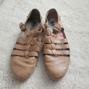 Born Strappy Closed Toe Sandals Flats Buckle Size 10 Tan Leather